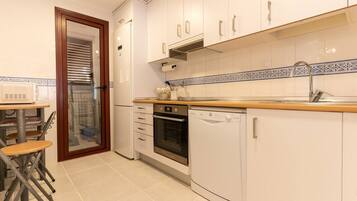 Een koelkast, een microgolfoven, een oven, een kookplaat