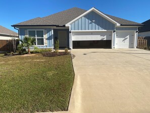 Exterior - New~4BDR Home~15 Minutes Navarre Beach, Pool (Gulf Breeze)