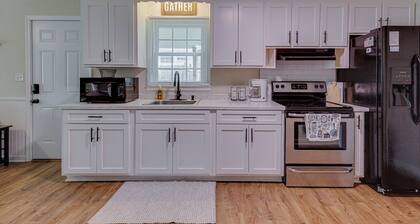 Charming 2-Bd 1-Ba home in Easley near GVL & Clemson w/ WiFi, Self check-in & AC