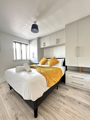 2 bedrooms, iron/ironing board, free WiFi, bed sheets - Urban Stay  5 Guests Free Parking (Woking)