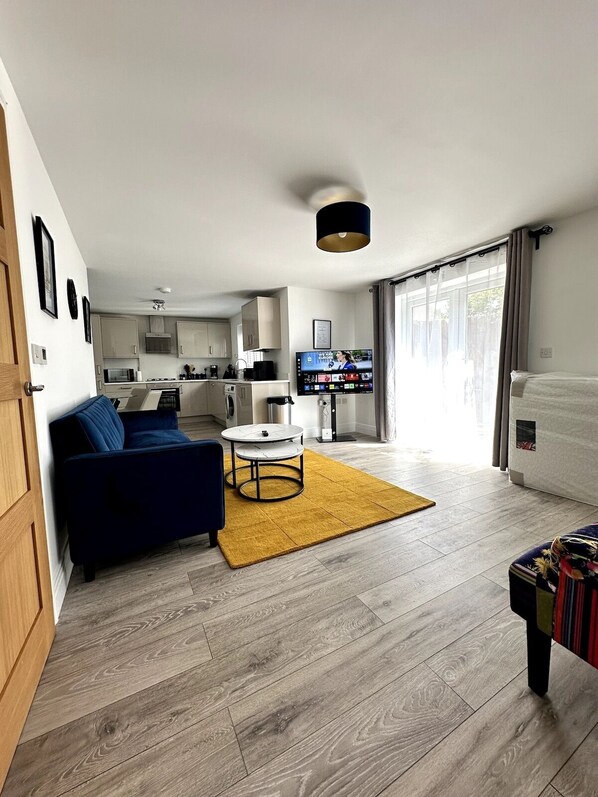 TV - Urban Stay  5 Guests Free Parking (Woking)