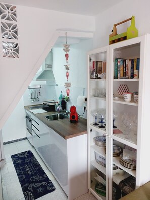 Fridge, oven, stovetop, coffee/tea maker