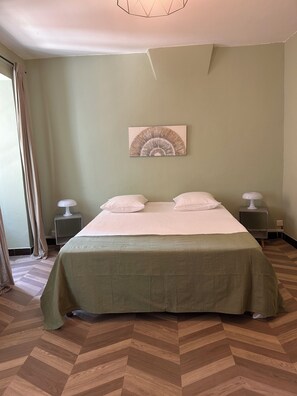 3 quartos, ferros/tábuas de passar roupa, Wi-Fi, roupa de cama