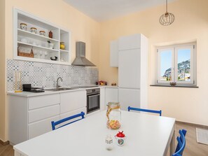 Panoramic Apartment, Sea View | Ruang makan