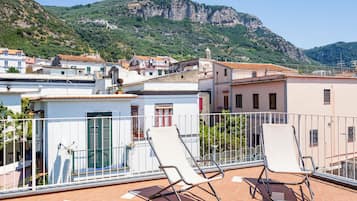 Appartamento panoramico, vista mare | Terrazza/patio