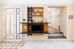 Appartement Panoramique, vue mer | Coin séjour | Télévision à écran plat de 42 pouces avec chaînes numériques