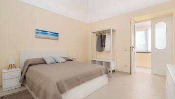 City-Maisonette, Bergblick | VerdunkelungsvorhĂ€nge, schallisolierte Zimmer, BĂŒgeleisen/BĂŒgelbrett