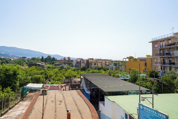 A residential area with buildings, greenery, and a clear sky. - Limoncello e Nocillo (Meta)