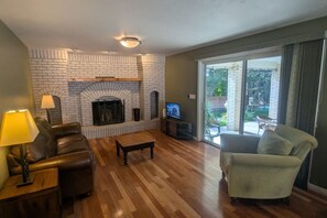 Smart-TV, Kamin, Arbeitsbereiche