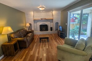 Smart-TV, Kamin, Arbeitsbereiche
