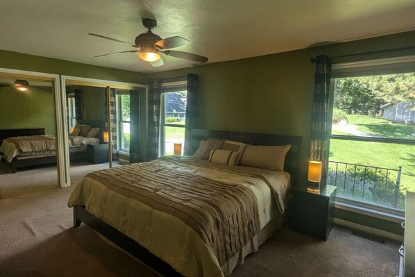 3 bedrooms, desk, iron/ironing board, travel cot