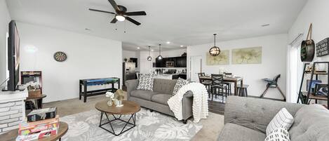 Smart-TV, Tischfußball, Tischtennisplatte, Bücher