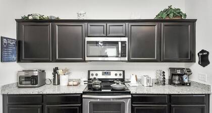 Family-Friendly 4-bedroom Oasis with Fully Equipped Kitchen & Relaxing Vibes