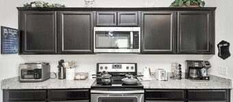 Family-Friendly 4-bedroom Oasis with Fully Equipped Kitchen & Relaxing Vibes
