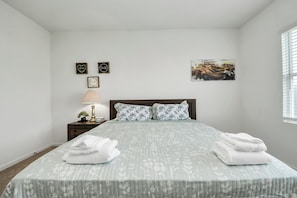 4 habitaciones, escritorio y tabla de planchar con plancha 