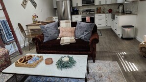 Living area - South Brooksville, New Cozy Cottage, Convenient. 30 minutes from Tampa (Masaryktown)