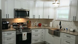 Private kitchen - South Brooksville, New Cozy Cottage, Convenient. 30 minutes from Tampa (Masaryktown)