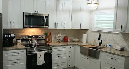 South Brooksville, New Cozy Cottage, Convenient. 30 minutes from Tampa