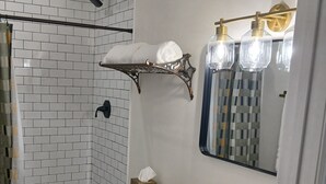Bathroom - South Brooksville, New Cozy Cottage, Convenient. 30 minutes from Tampa (Masaryktown)