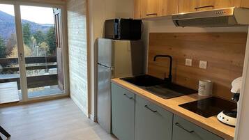 Een microgolfoven, een oven, een kookplaat, een vaatwasser