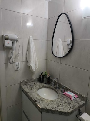 Sèche-cheveux, serviettes fournies, savon, papier toilette