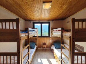 2 bedrooms, iron/ironing board, free WiFi