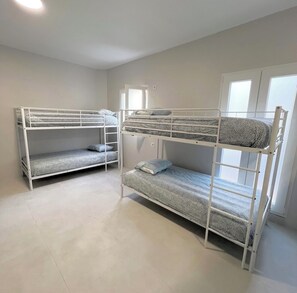 Eenvoudige slaapzaal, balkon | Gratis wifi