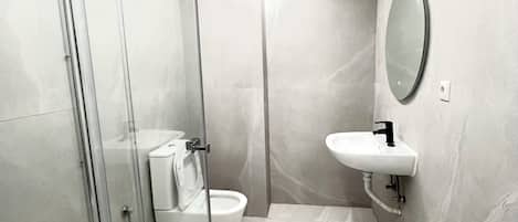 Dormitorio compartido básico, balcón | Área de sala de estar