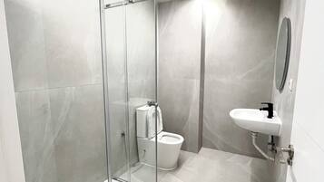 Dormitori compartit bàsic, balcó | Bany