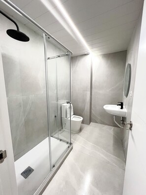 Eenvoudige slaapzaal, balkon | Badkamer