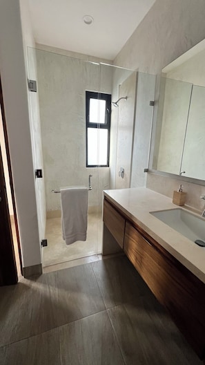 Serviettes fournies, savon, papier toilette