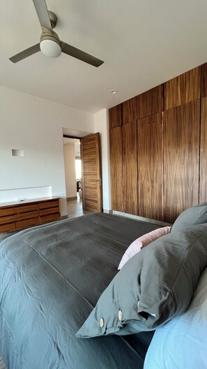 3 slaapkamers, een strijkplank/strijkijzer, wifi, beddengoed