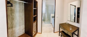 Habitación individual estándar, patio, vista al jardín | Escritorio, tabla de planchar con plancha, wifi gratis y ropa de cama
