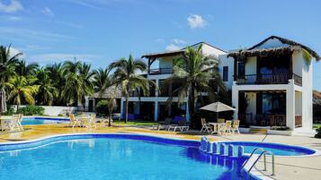 2 albercas al aire libre