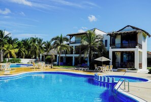2 outdoor pools - Portofino Hotel & Restaurante (Barra de Potosi)