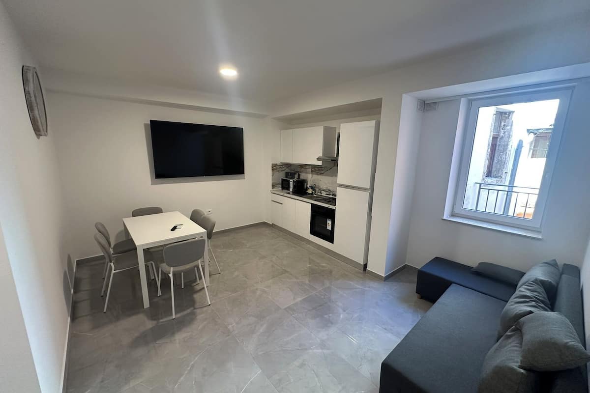 Een modern appartement met een eethoek, keuken en woonruimte.