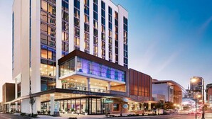 A modern hotel with a prominent 'Marriott' sign, multiple floors, and a ground-level entrance with a glass facade. - Margaritaville Vacation Club - Nashville, Studio Suite close to everything (Nashville)