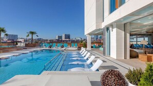 A rooftop pool with clear blue water, surrounded by white lounge chairs and a city view. - Margaritaville Vacation Club - Nashville, Studio Suite close to everything (Nashville)