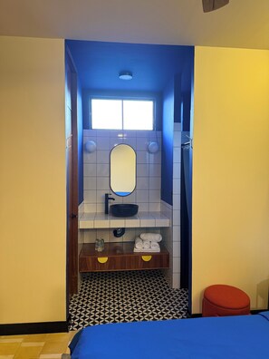 Standard Double Room | Bathroom | Shower, hair dryer, towels, soap - Ginger banana Hostel (Oaxaca)