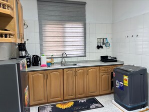 Private kitchen - Beautiful 2Bed at Manet Estate. Mins to Airport. (Accra)
