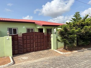 Exterior - Beautiful 2Bed at Manet Estate. Mins to Airport. (Accra)