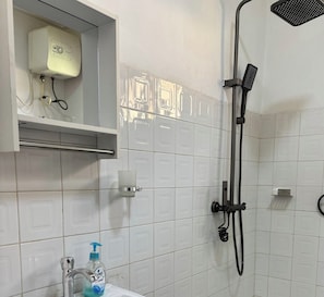 Douche, serviettes fournies, savon, papier toilette