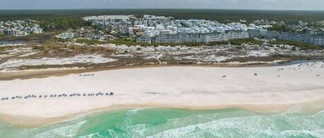 Chaises longues, serviettes de plage