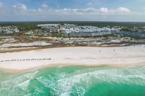 Chaises longues, serviettes de plage