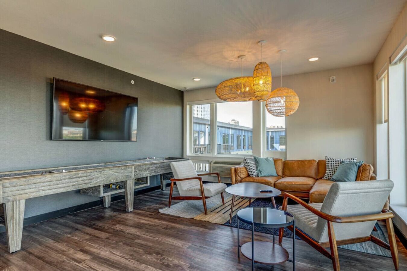 Televisie, een open haard, boeken en een stereo