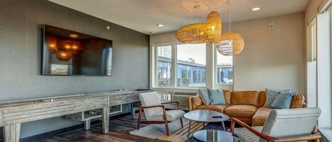 Televisión, chimenea, libros, estéreo