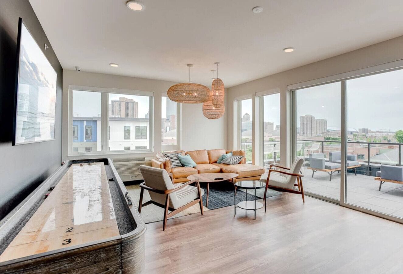 Télévision, cheminée, livres, chaîne hi-fi