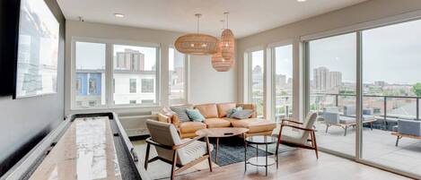 电视、壁炉、书、立体声音响