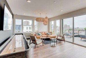 Téléviseur, foyer, livres, chaîne audio