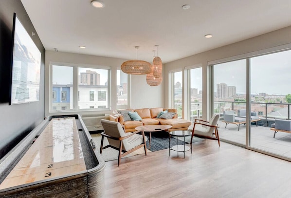 تلفزيون، مدفأة، كُتُب، ستيريو